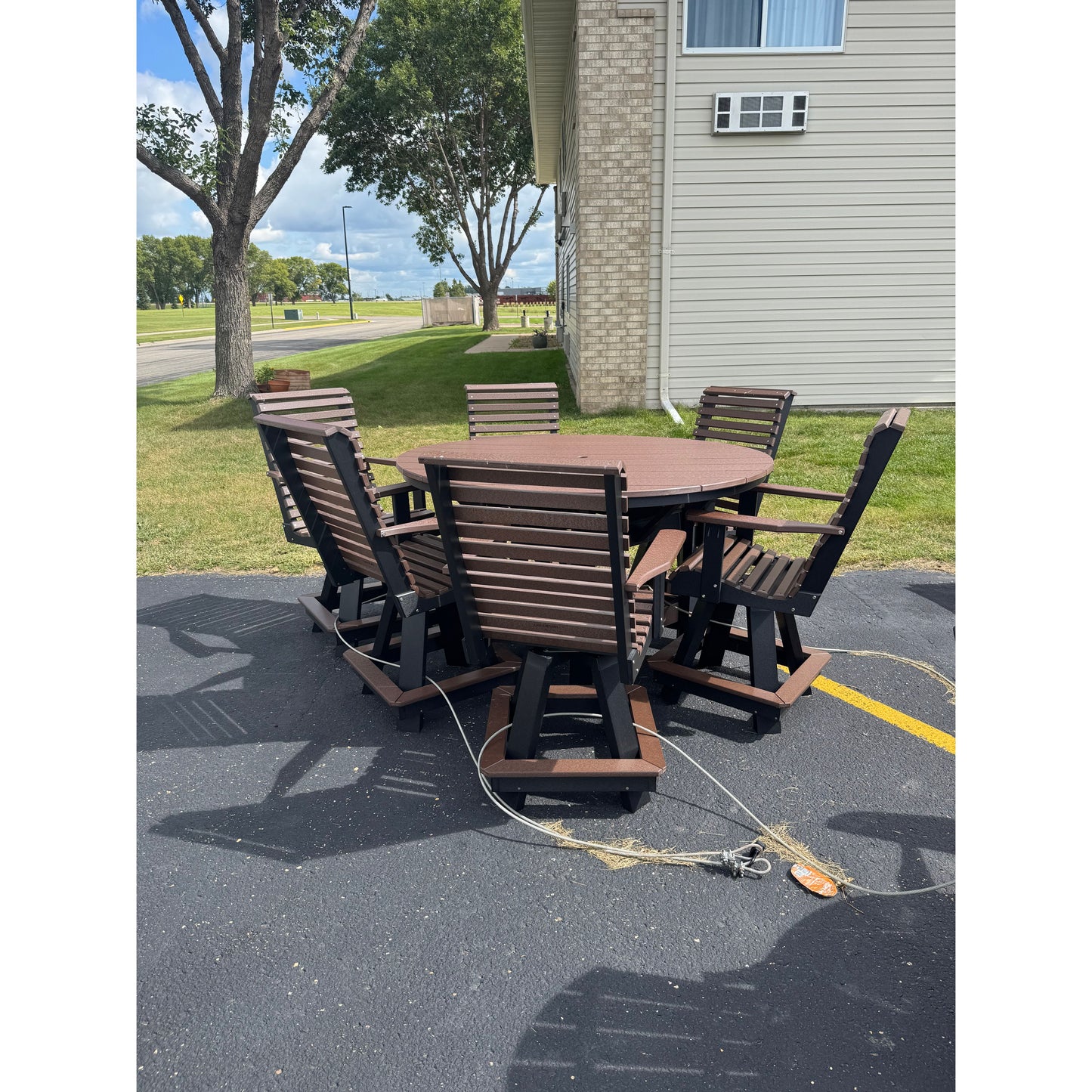 60" Round Counter Table with 6 Rollback Swivels in Black/Brown