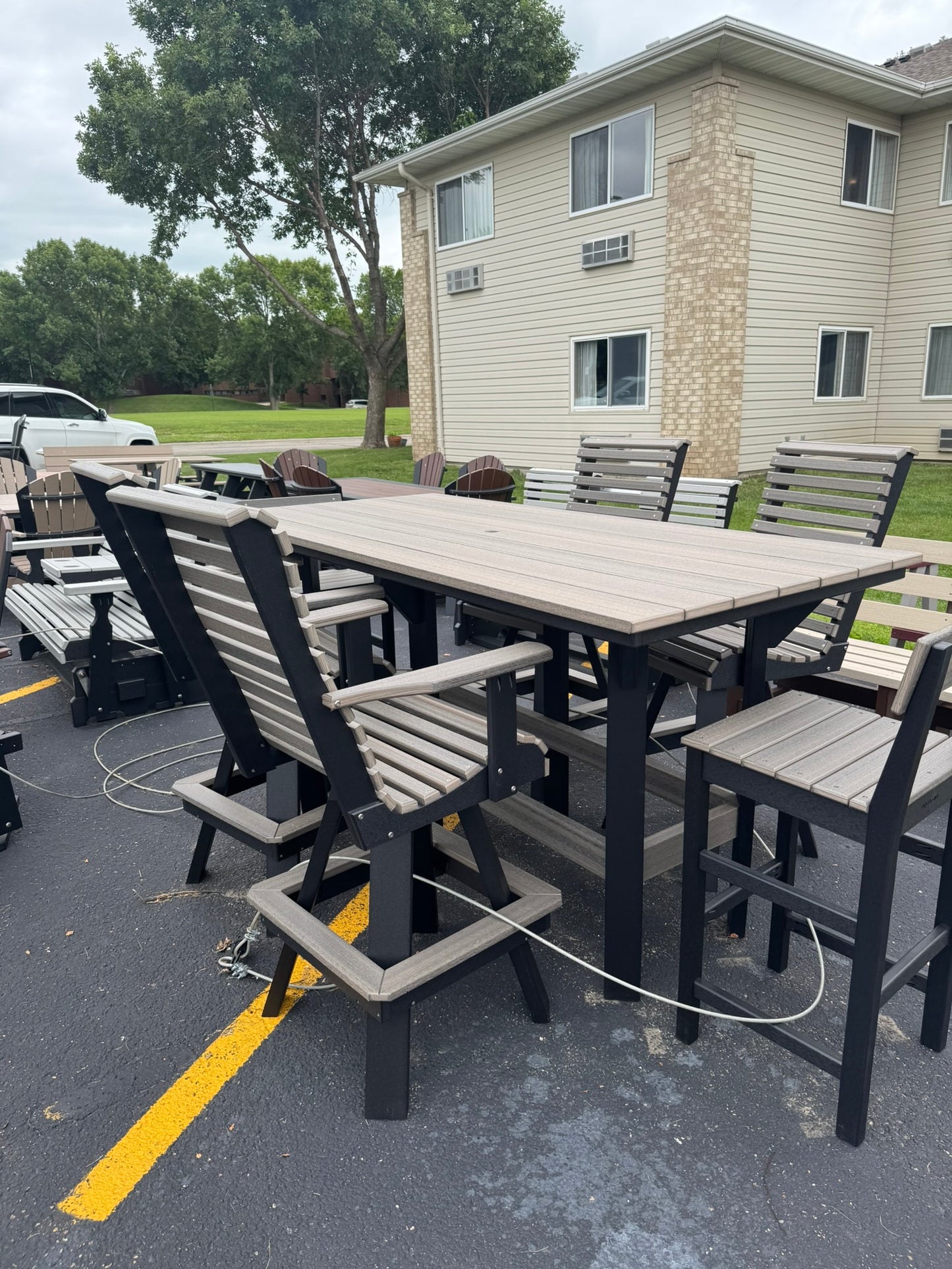 6' Bar Table with 4 Swivel Chairs and 2 barstools